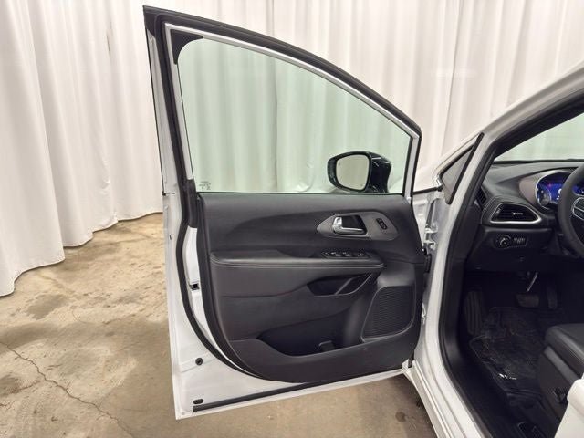 Used 2025 Chrysler Pacifica Select AWD/4WD image 14