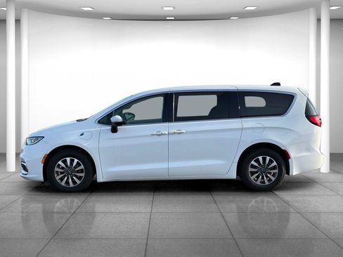 Used 2023 Chrysler Pacifica Touring-L image 4