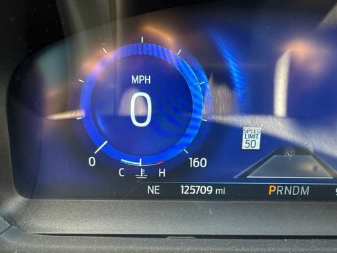 Used 2020 Ford Explorer Platinum w/ Premium Technology Package AWD/4WD image 3