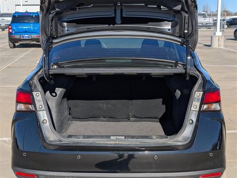 Used 2020 Nissan Versa SR w/ Convenience Package image 9