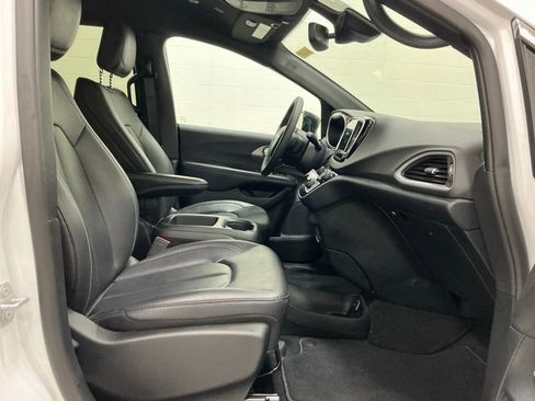 Used 2025 Chrysler Pacifica Select FWD image 25