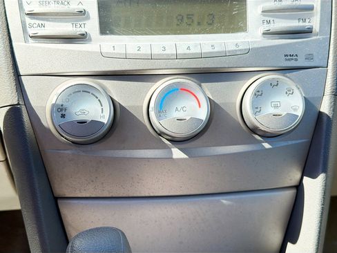 Used 2010 Toyota Camry LE image 28