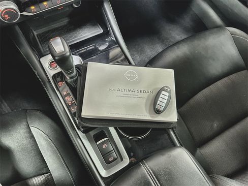 Used 2024 Nissan Altima 2.5 SV w/ SV Premium Package image 11