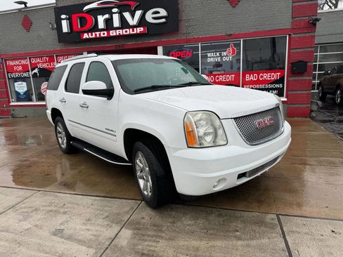 Used 2011 GMC Yukon Denali image 2