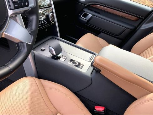 Used 2025 Land Rover Discovery Dynamic SE image 15