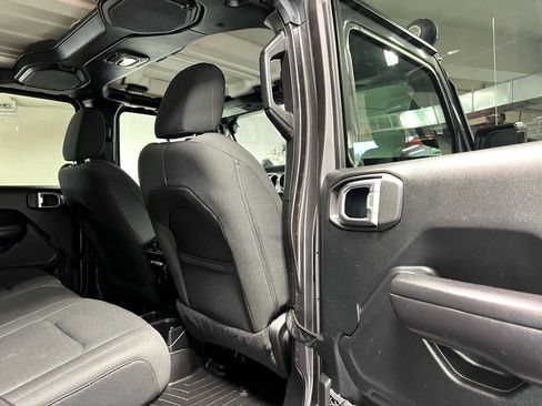 Used 2018 Jeep Wrangler Unlimited Sport S image 25