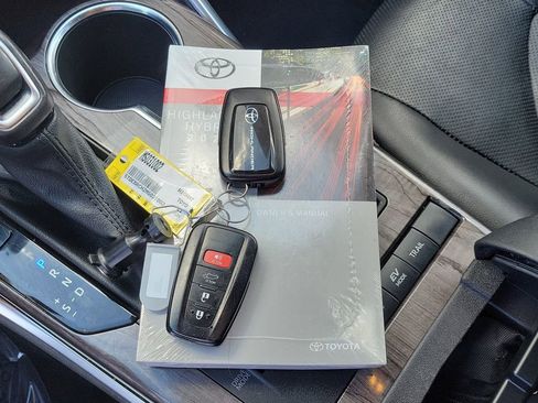 Used 2021 Toyota Highlander Platinum AWD/4WD image 37