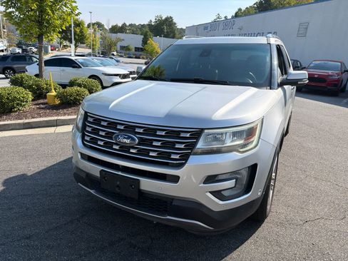 Used 2017 Ford Explorer Limited w/ Equipment Group 301A FWD image 4