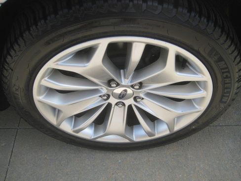 Used 2018 Ford Taurus Limited FWD image 12