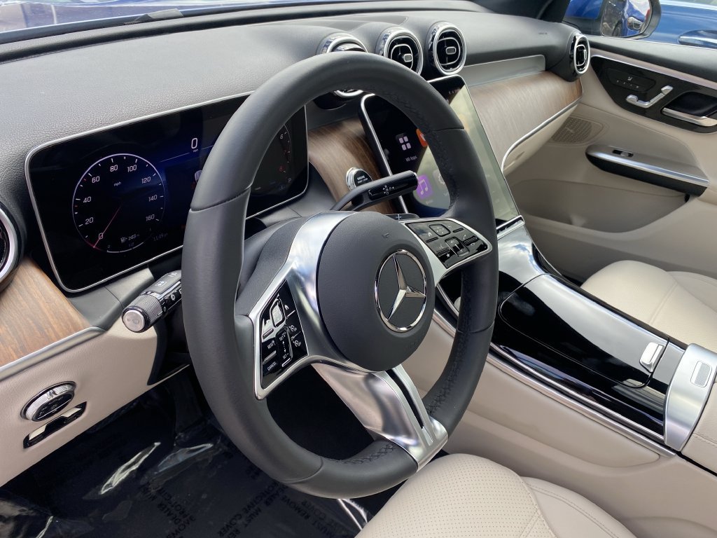 Used 2026 Mercedes-Benz GLC 300 image 3