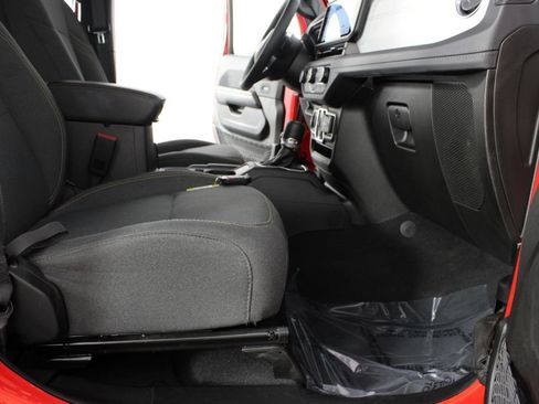 Used 2025 Jeep Wrangler Unlimited Sahara AWD/4WD image 19