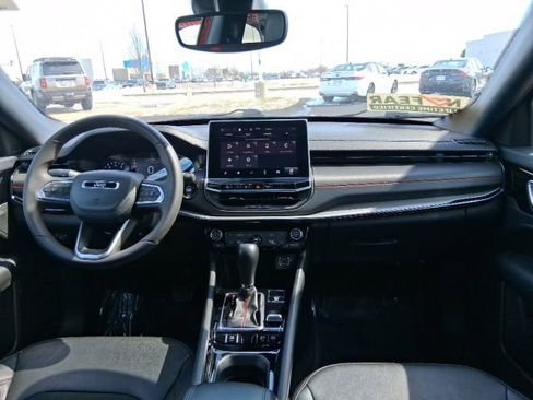 Used 2025 Jeep Compass Trailhawk image 9