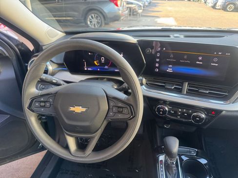 Used 2025 Chevrolet Trax LT image 32