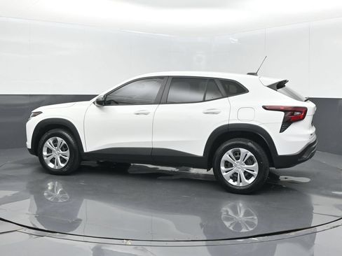 Used 2024 Chevrolet Trax LS FWD image 4