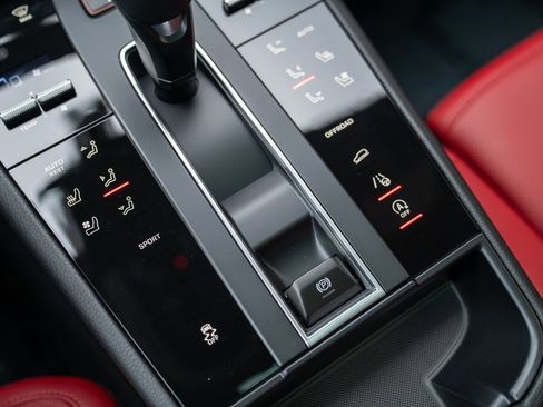 Certified 2025 Porsche Macan image 19