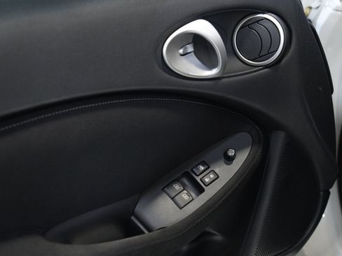 Used 2016 Nissan 370Z Touring RWD image 21