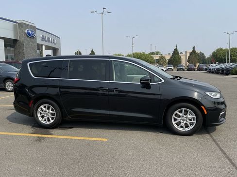 Used 2023 Chrysler Pacifica Touring-L FWD image 10