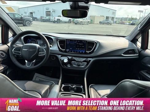 Used 2026 Chrysler Pacifica Limited FWD image 15