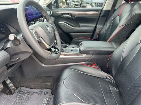 Used 2025 Toyota Highlander Platinum AWD/4WD image 11