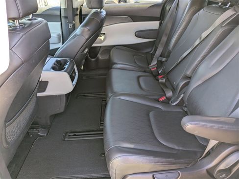 Used 2024 Kia Carnival LX image 25