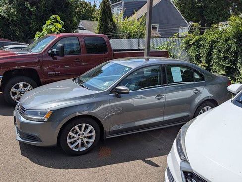 Used 2013 Volkswagen Jetta SE FWD image 2