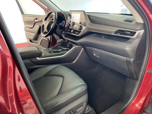 Used 2020 Toyota Highlander XLE image 8