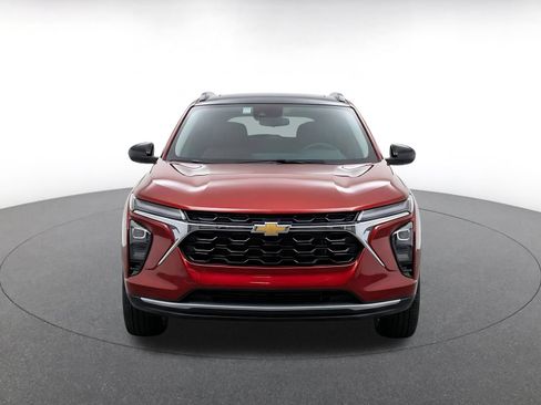 Used 2025 Chevrolet Trax LT FWD image 2