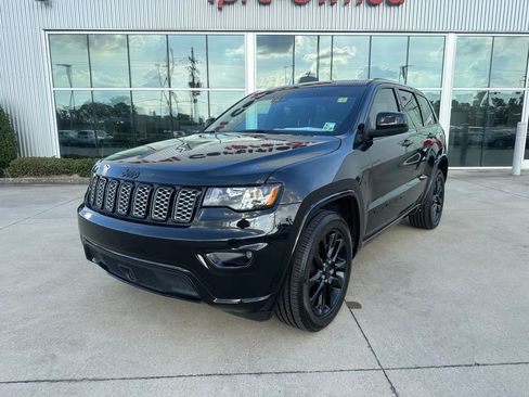 Used 2022 Jeep Grand Cherokee Laredo X image 1