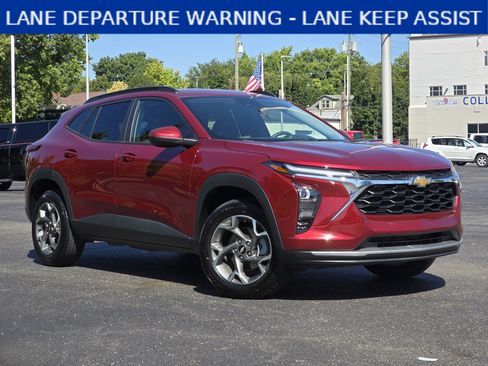Used 2025 Chevrolet Trax LT FWD image 1