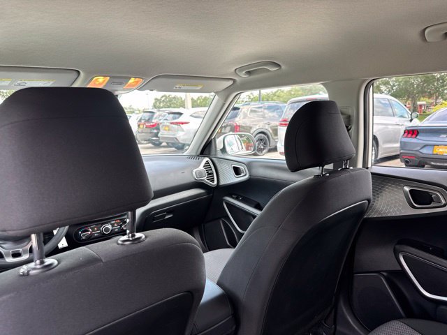 Used 2025 Kia Soul LX w/ LX Technology Package FWD image 19