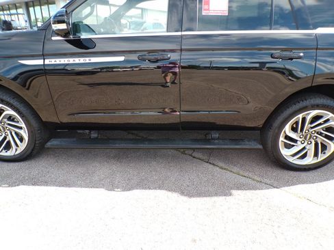 Used 2025 Lincoln Navigator Reserve AWD/4WD image 9