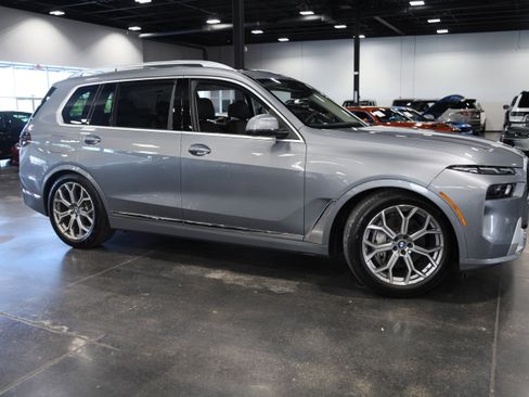 Used 2025 BMW X7 xDrive40i w/ Premium Package AWD/4WD image 9