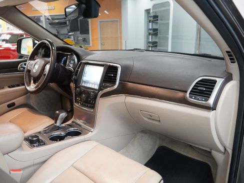 Used 2017 Jeep Grand Cherokee Overland AWD/4WD image 40