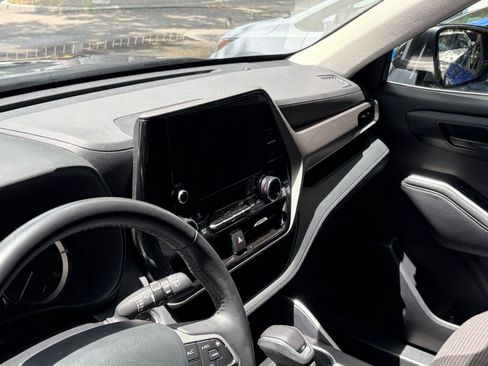 Used 2025 Toyota Highlander LE FWD image 38