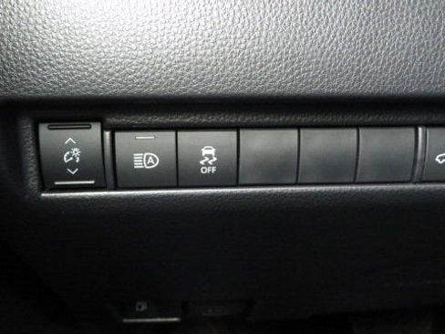 Used 2022 Toyota Venza LE image 23