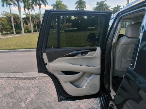 Used 2016 Cadillac Escalade Luxury AWD/4WD image 32