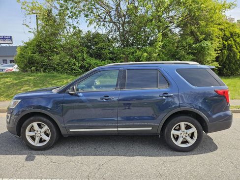 Used 2017 Ford Explorer XLT w/ Equipment Group 202A image 3
