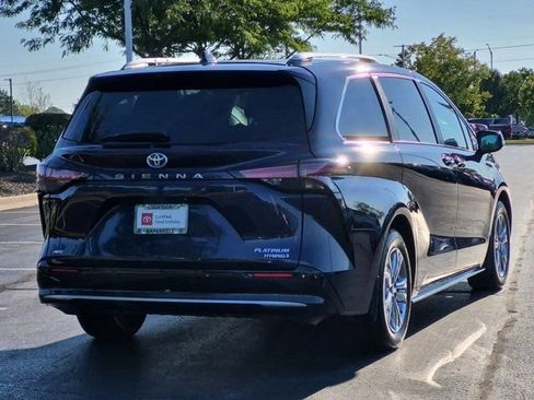 Used 2023 Toyota Sienna Platinum AWD/4WD image 5