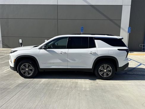Used 2024 Chevrolet Traverse LT image 6