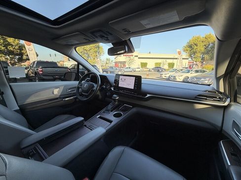 Used 2022 Toyota Sienna XLE FWD image 38
