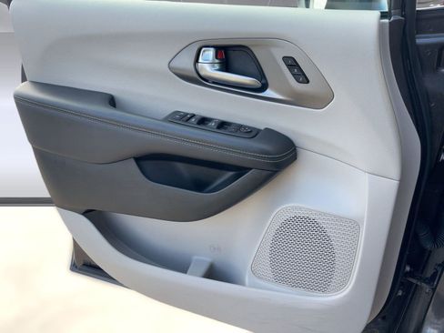Used 2023 Chrysler Pacifica Touring-L image 13