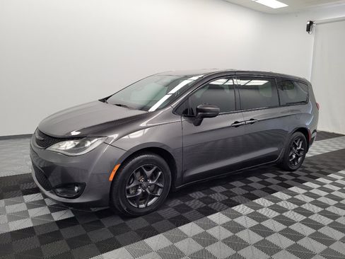 Used 2019 Chrysler Pacifica Touring Plus w/ S Appearance Package FWD image 2