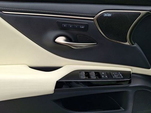 Used 2022 Lexus ES 300h 300h Luxury w/ Accessory Package image 12