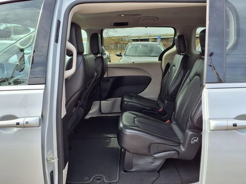 Used 2024 Chrysler Pacifica Touring-L image 11