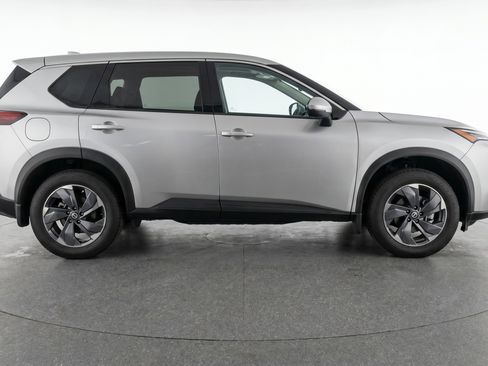 Used 2025 Nissan Rogue SV AWD/4WD image 11