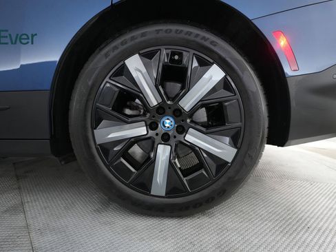 Used 2022 BMW iX xDrive50 w/ Premium Package AWD/4WD image 9