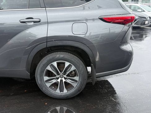 Used 2023 Toyota Highlander XLE AWD/4WD image 4