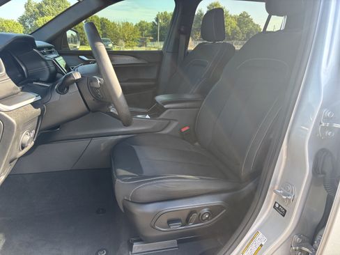 Used 2025 Jeep Grand Cherokee L Laredo AWD/4WD image 10