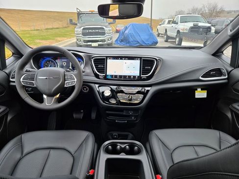 New 2026 Chrysler Pacifica Select image 14