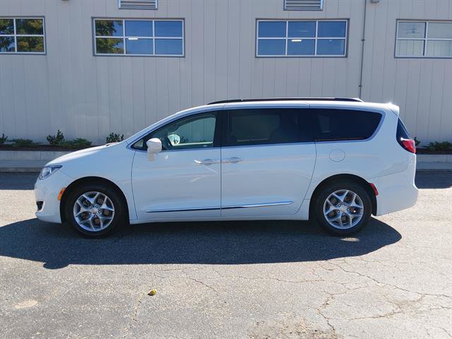 Used 2017 Chrysler Pacifica Touring-L w/ Tire & Wheel Group FWD image 5